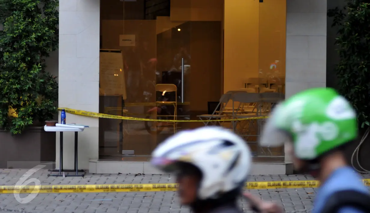 Garis polisi terpasang di depan kantor Go-Jek pasca terjadi penembakan sekitar pukul 13.00 WIB, Jakarta, Minggu (1/11/2015). Polisi memastikan benda yang ditemukan bukanlah proyektil peluru senjata api. (Liputan6.com/Johan Tallo)