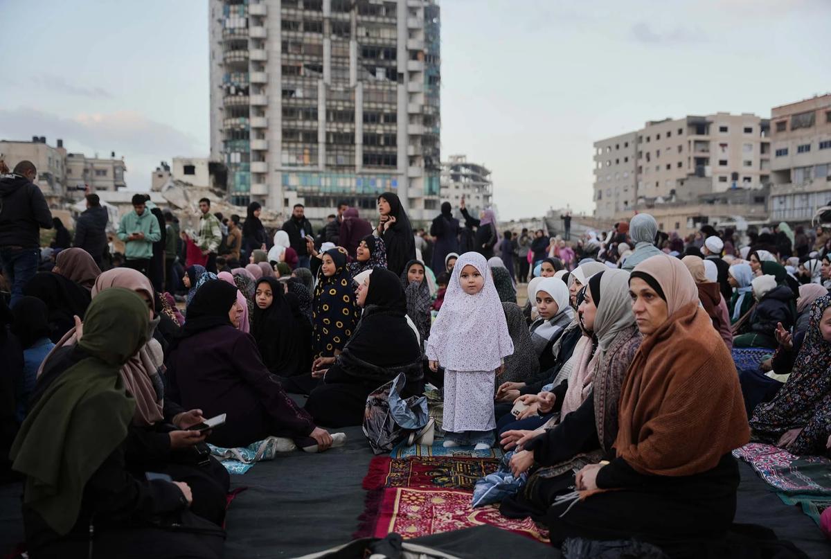 FOTO: Salat Idul Fitri di Tengah Reruntuhan Gaza