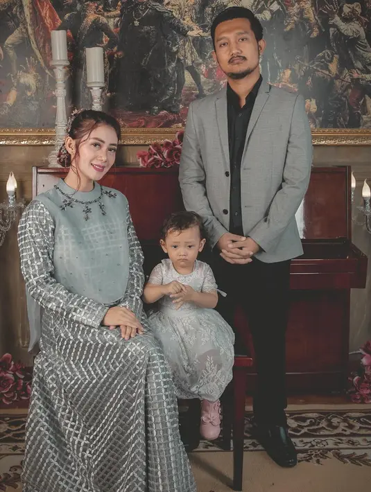 Dari pernikahannya itu, Tom Liwafa dan Delta Hesti sudah dikaruniai dua orang anak. Kali ini keduanya mengajak putri pertamanya untuk melakukan pemotretan. Keluarga ini tampak kompak dengan busana berwarna abu-abu. (Liputan6.com/IG/@deltahesti)