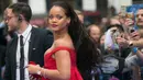 Penyanyi Rihanna berpose untuk fotografer pada pemutaran perdana film 'Valerian and the City of Thousand Planets' di London, Senin (24/7). Dalam film besutan sutradara Luc Besson itu, Rihanna memerankan tokoh Bubble. (Joel Ryan/Invision/AP)