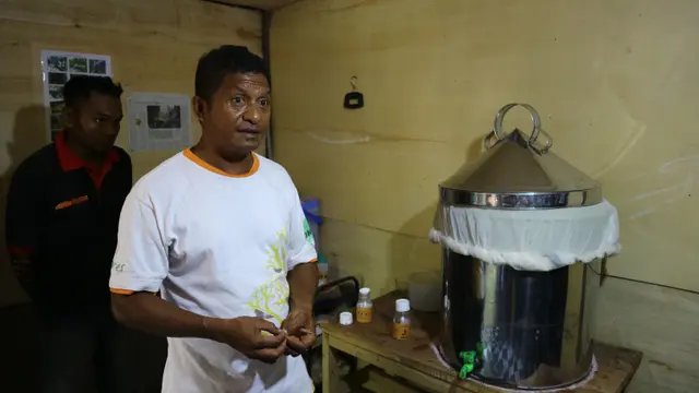 [Fimela] Panen Madu Hutan Flores