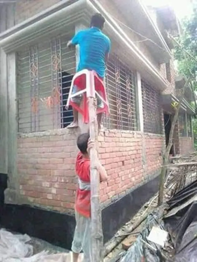 6 Aksi Kocak Kuli Bangunan Saling Bantu Ini Bikin Geleng Kepala