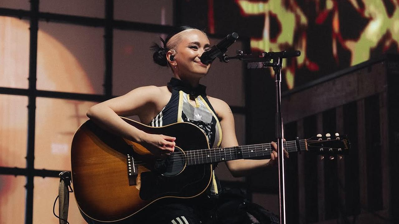 Potret NIKI Sukses Gelar Konser 'Buzz World Tour' di Jakarta, Jadi Konser yang akan Selalu Dikenang