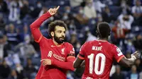 Penyerang Liverpool, Mohamed Salah (kiri) berselebrasi dengan Sadio Mane usai mencetak gol ke gawang Porto pada pertandingan grup B Liga Champions di stadion Dragao di Porto, Portugal, Rabu (29/9/2021). Salah mencetak dua gol dan Liverpool menang telak atas Porto 5-1.  (AP Photo/Luis) Vieira)