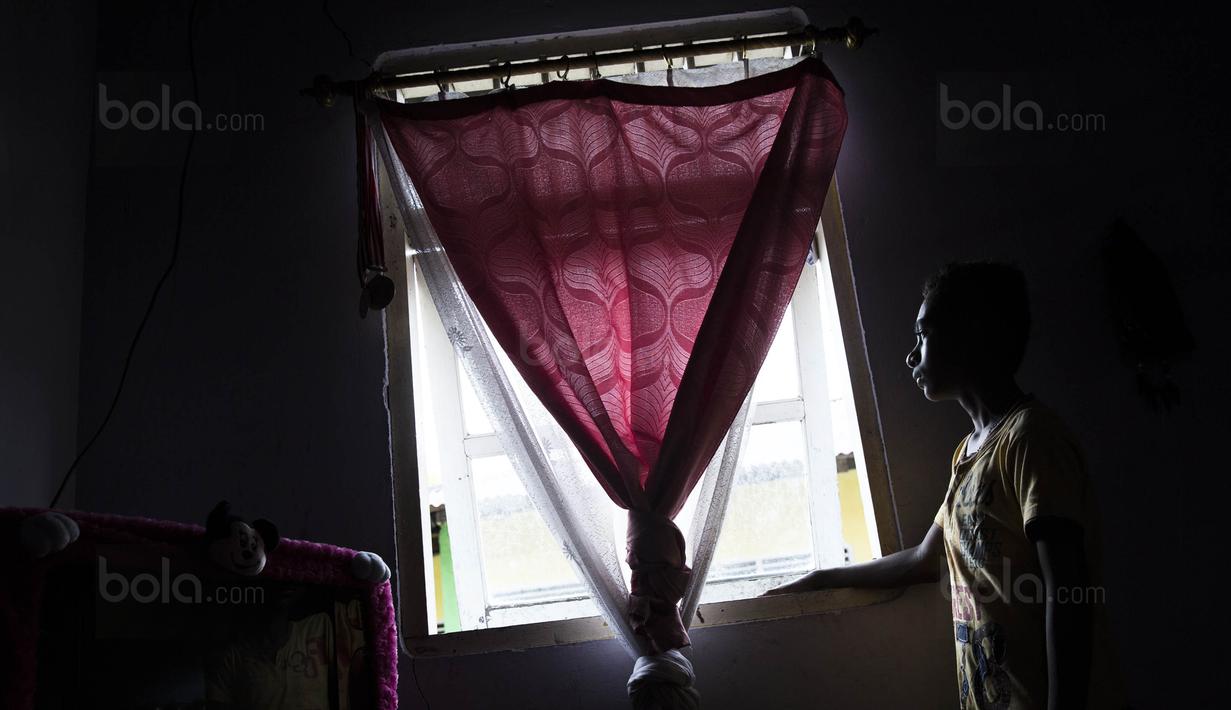 Pesepak bola SSB Tulehu Putra, Alghy Nahumarury, saat berada di rumahnya di Tulehu, Maluku, Selasa (15/11/2017). Alghy berasal dari keluarga dengan ekonomi kurang mampu ayahnya bekerja sebagai pengendara ojek. (Bola.com/Vitalis Yogi Trisna)