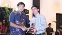 Indosiar menerima penghargaan Ketua SC Maruarar Sirait (kiri) pada acara syukuran panitia Piala Presiden 2015 di Restoran Krunstkring, Jakarta, Senin (18/1/2016. (Bola.com/Nicklas Hanoatubun)