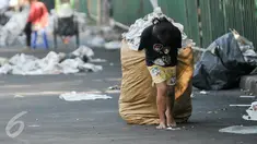 Seorang anak menarik karung berisi tumpukan koran yang dikumpulkan usai warga menunaikan salat Id di kawasan Jatinegara, Jakarta, Rabu (6/7/2016). Sisa koran alas salat menjadi berkah tersendiri bagi pengumpul koran bekas. (Liputan6.com/Yoppy Renato)