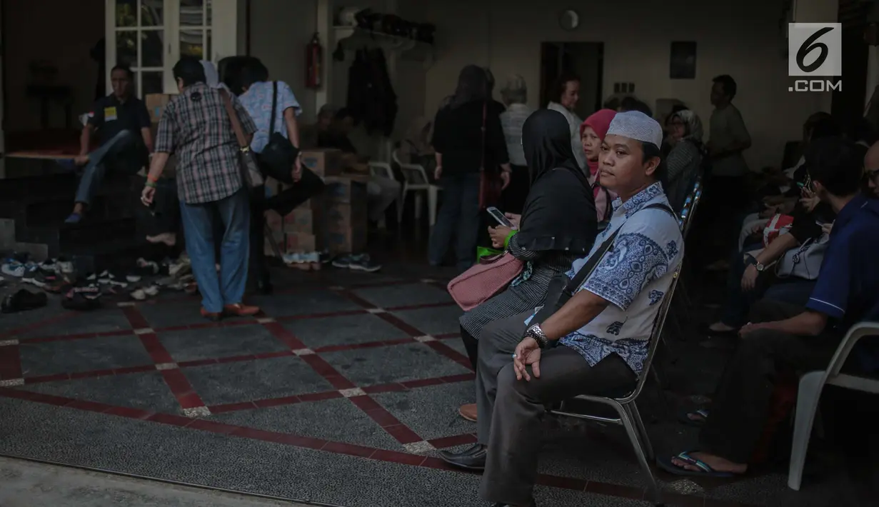 Sejumlah tamu melayat almarhumah istri Indro Warkop, Nita Octobijanthy di rumah duka kawasan Pulo Mas, Jakarta, Rabu (10/10). Istri Indro Warkop meninggal di rumah sakit akibat kanker paru-paru yang diidapnya sejak 2017 silam. (Liputan6.com/Faizal Fanani)