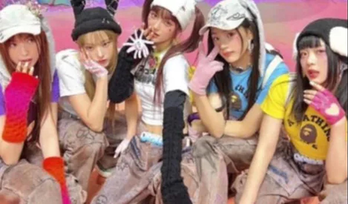 Baggy cargo pants yang dipadukan dengan baby tee bisa menjadi pilihan yang unik untuk menampilkan gaya Y2K.