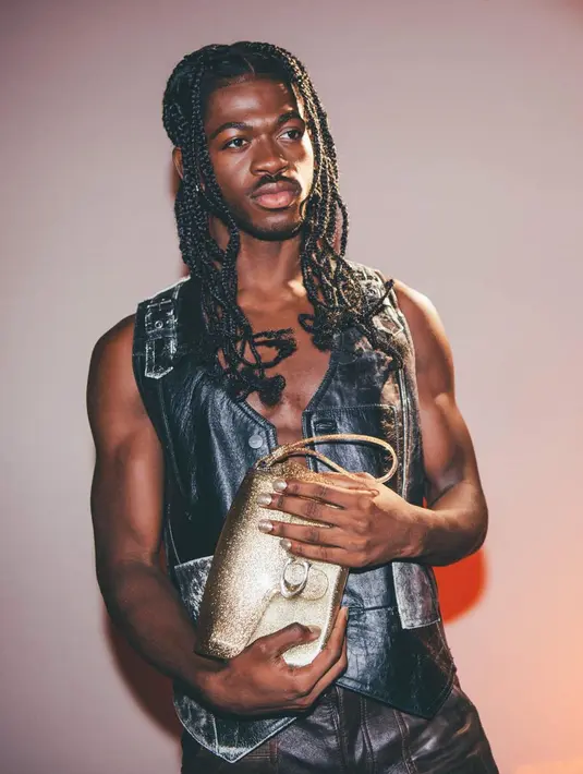 Lil Nas X membuat debut di NYFW saat berjalan di runway Coach dengan tata cahaya memukau (COACH)