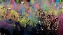 Keseruan lempar bubuk warna pada festival Holi di Riga, Latvia, (9/7). Festival ini selalu dirayakan setiap awal musim semi. (REUTERS/Ints Kalnins)