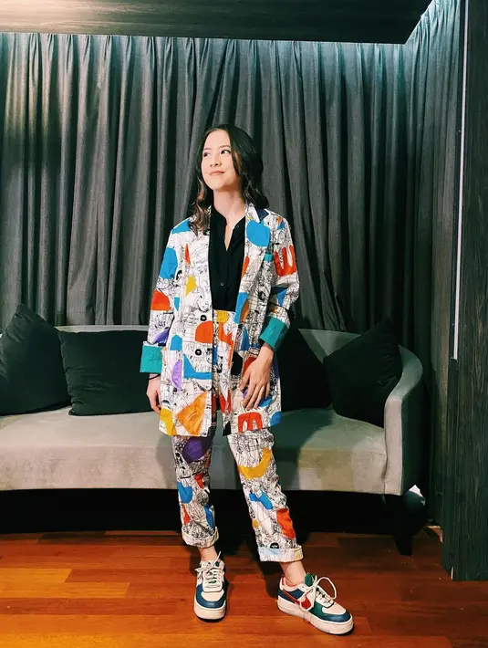 Setelan blazer dan celana juga opsi tepat untuk pemilik tubuh mungil. Jika ingin tampil lebih standout, pilih pattern senada untuk atasan dan bawahan. (Foto: Instagram 
@zaraadhsty)