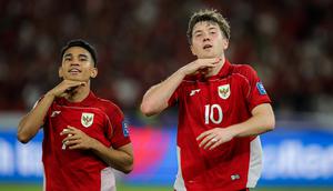 Kerja sama dua pemain Oxford United, Marselino Ferdinan dan Ole Romeny, berhasil membawa Timnas Indonesia unggul 1-0 atas Bahrain pada awal babak pertama, laga kedelapan putaran ketiga Grup C kualifikasi Piala Dunia 2026 di Stadion Utama Gelora Bung Karno, Jakarta, Selasa (25/3/2025) malam WIB. Umpan Marselino mampu dikonversikan Ole menjadi gol dengan sepakan kaki kanan. (Bola.com/Bagaskara Lazuardi)&nbsp;