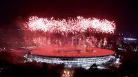 Suasana pesta kembang api saat pembukaan Asian Games di SUGBK, Jakarta, Sabtu, (18/8/2018). Pesta kembang api membuat langit Jakarta semakin gemerlap. (Bola.com/Peksi Cahyo)