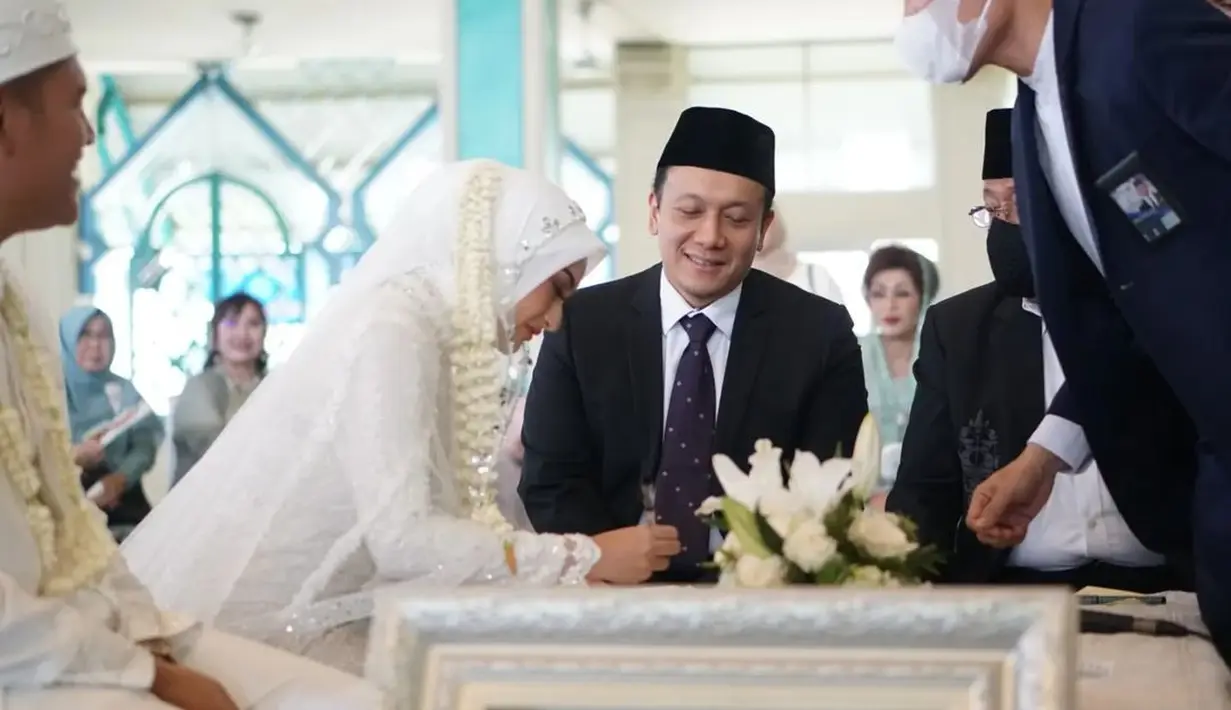 "Pagi ini menjadi saksi nikah kawan baik saya, bersama pak Erman Soeparno, Menteri Tenaga Kerja (2005-2009). Selamat ya @adyalaksmana dan @memes_prameswari," tulis Diaz, politikus yang juga staff khusus Presiden RI. [Instagram/diaz.hendropriyono]