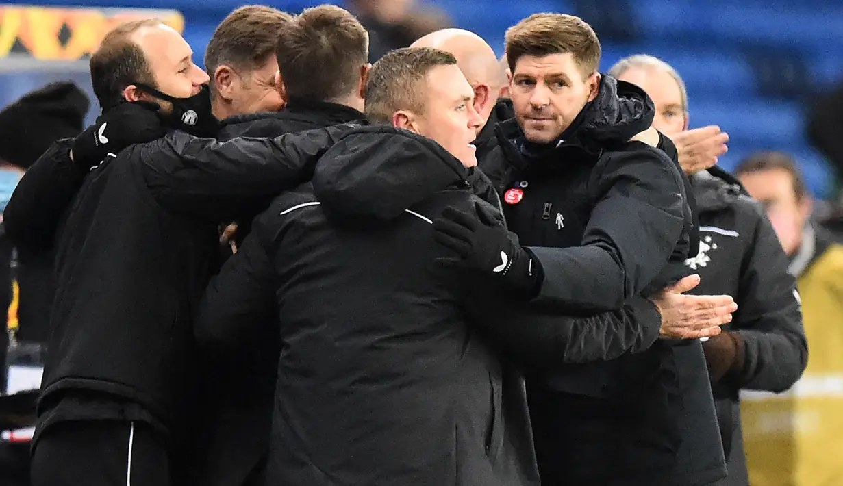 Gelandang legendaris Liverpool itu berhasil membawa anak asuhnya menjuarai Liga Skotlandia dengan tidak terkalahkan dalam 38 laga. (Photo by ANDY BUCHANAN / POOL / AFP)