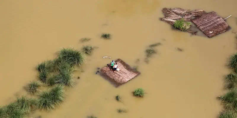 20160825 Bantuan Makanan Datang, Warga India Serbu Helikopter Angkatan Udara 