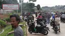 Warga berkerumun menyaksikan eksekusi bangunan rumah milik warga yang terdampak proyek Jalan Tol Cijago di kawasan Kukusan, Depok, Jawa Barat, Rabu (12/12). Di Kukusan, PN Depok kembali mengeksekusi 20 bidang lahan. (Liputan6.com/Immanuel Antonius)