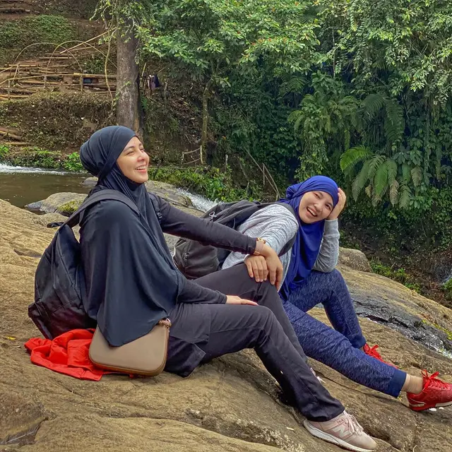 Biasa Pakai Gamis, Ini 6 Potret Gaya Santai Risty Tagor saat Mendaki Gunung