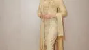 Kekasih Dul itu mengenakan kebaya janggan yang jadi ciri khas dari Jeng Yah namun dengan warna emas [@tissabiani]