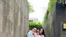 Menilik penanda lokasi, pasangan selebritas ini menginap di The Anvaya Beach Resort Bali. Pose bertiga di tangga hotel ini disertai status teks unik, yakni “Soon nambah anggota keluarga. I love you Papa Chloe. I love you Kakak Chloe,” cuit Asmirandah seraya membubuhkan emotikon wajah ngakak sambil menjulurkan lidah. Wah, semoga segera beroleh momongan kedua, ya. (Foto: Dok. Instagram @asmirandah89)