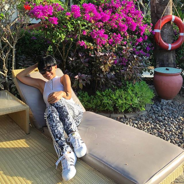 7 Gaya Ibunda Cinta Laura, Selalu Berponi dan Berkacamata