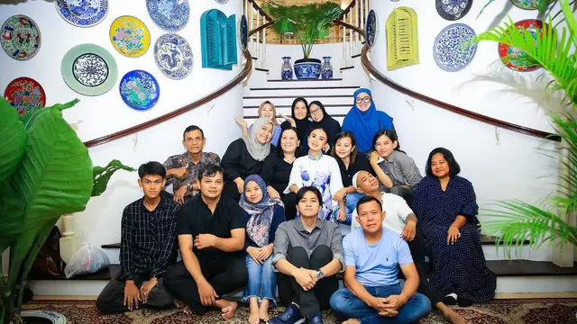 7 Momen Yuni Shara Gelar Bukber di Rumah, Dihadiri Sahabat dan Karyawan