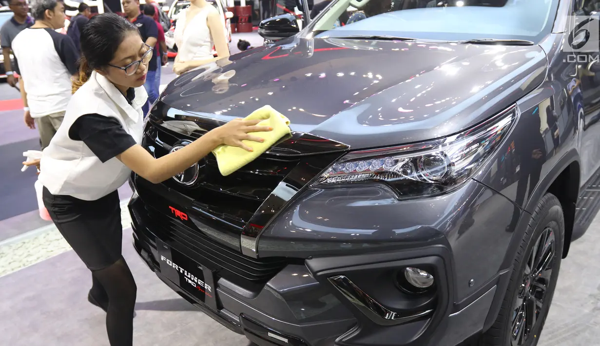 Petugas membersihkan membersihkan sebuah mobil di sela-sela pameran Gaikindo Indonesia International Auto Show (GIIAS) 2019 di ICE BSD, Tangerang, Sabtu (20/7/2019). Agar terlihat bersih, pekerja jasa itu bertugas memoles kendaraan selama berlangsungnya GIIAS 2019. (Liputan6.com/Angga Yuniar)