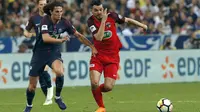 Gelandang Paris Saint Germain, Adrien Rabiot, berebut bola dengan pemain Les Herbiers, Adrian Dabasse, pada laga final Piala Prancis di Stade de France, Selasa (8/5/2018). Paris Saint Germain menang 2-0 atas Les Herbiers. (AP/Michel Euler)