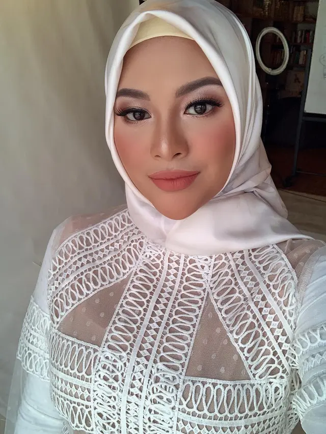 Gaya Aurel Hermansyah Dalam Balutan Hijab (sumber: instagram/aurelie.hermansyah)