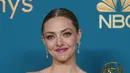 Amanda Seyfried dalam Emmy Awards 2022. (Foto: AP Photo/Jae C. Hong)