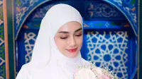 Inilah potret ibu empat anak saat mengenakan hijab syar&rsquo;i. Potret inilah yang dipertanyakan publik Celine Evangelista sudah menganut agama Islam. (Liputan6.com/IG/@celine_evangelista)