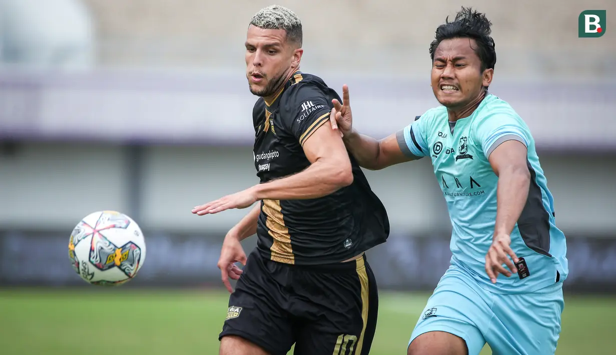 Pemain Dewa United, Karim Rossi (kiri) berebut bola dengan pemain Madura United, Kadek Raditya Maheswara saat laga lanjutan BRI Liga 1 2022/2023 di Indomilk Arena, Tangerang, Kamis (2/2/2023). (Bola.com/Bagaskara Lazuardi)