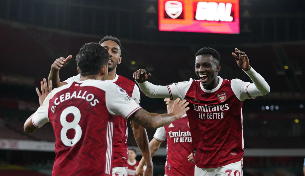 Penyerang Arsenal, Eddie Nketiah (kanan) berselebrasi dengan rekan setimnya usai mencetak gol ke gawang West Ham pada pertandingan lanjutan Liga Inggris di Stadion Emirates di London, Inggris, Sabtu (19/9/2020). Arsenal menang tipis 2-1 atas West Ham. (Will Oliver/Pool via AP)