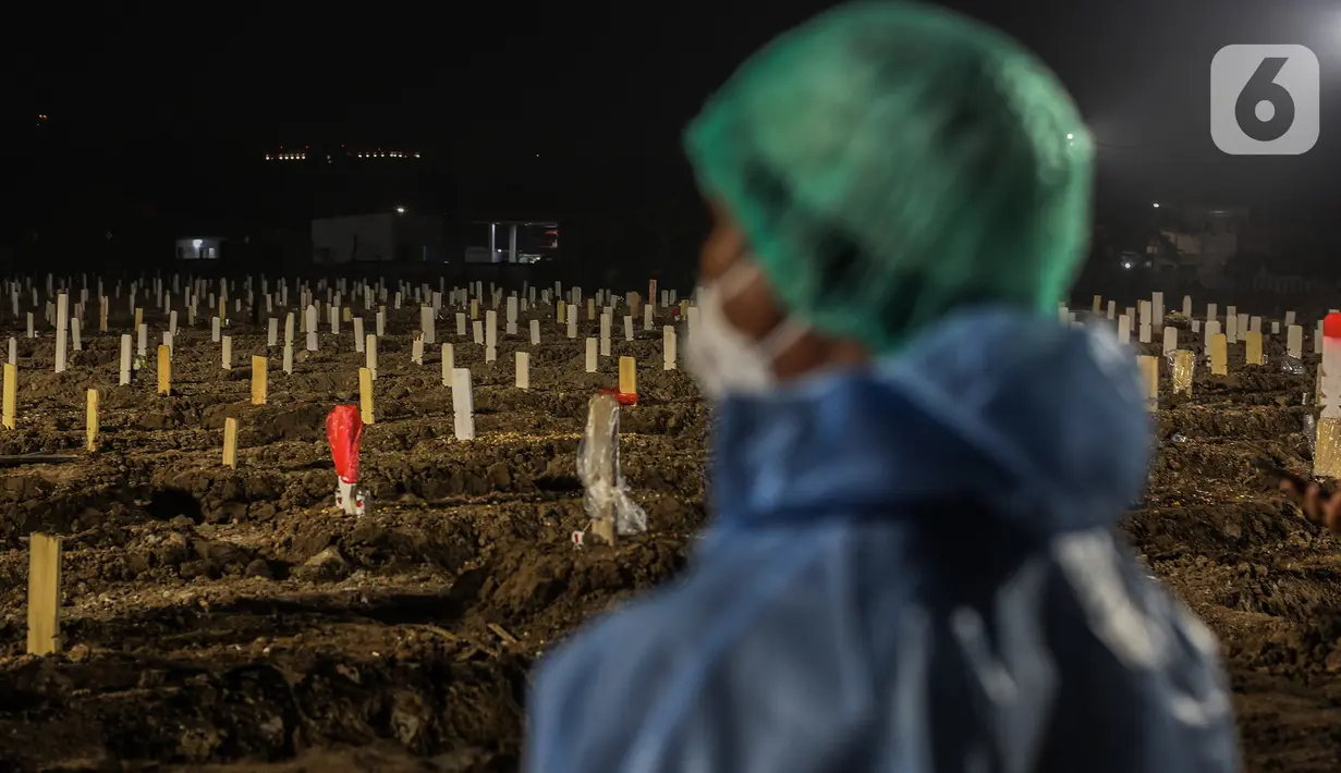 Deretan makam dengan protokol covid-19 di TPU Rorotan, Jakarta, Rabu (14/7/2021). Data untuk pasien meninggal per 14 Juli 2021 sebanyak 991 orang sehingga total akumulatif saat ini ada 69.210 orang yang meninggal dunia akibat corona di Indonesia. (Liputan6.com/Johan Tallo)