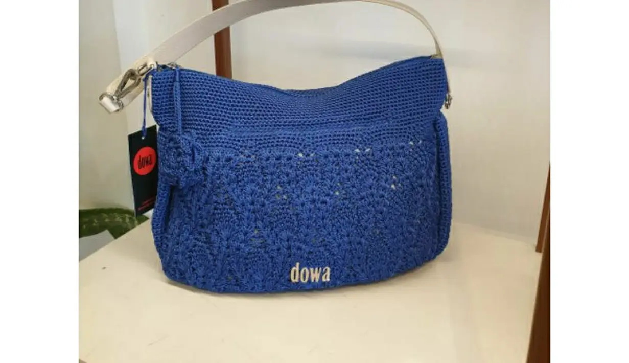 Harganya masih sekitar di bawah Rp1 juta. Istimewanya tas ini adalah buatan tangan perajin dengan proses meliputi pemotongan bahan kulit, menjahit, hingga merangkainya jadi sebuah tas. [@dowaofficial]