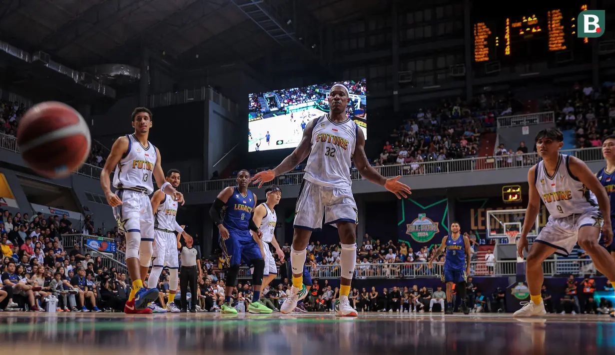 Ekspresi pemain Tim Future, Lester Prosper (tengah) saat melihat bola pada laga IBL All Star 2024 melawan Tim Legacy di Britama Arena, Kelapa Gading, Jakarta, Sabtu (27/04/2024). (Bola.com/Bagaskara Lazuardi)