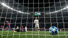 Kiper Real Madrid, Keylor Navas gagal menghentikan tendangan pemain CSKA Moscow, Nikola Vlasic dalam laga Grup G Liga Champions di Stadion Luzhniki, Moskow, Rusia, Selasa (2/10). CSKA Moscow menang 1-0 atas Real Madrid. (AP Photo/Alexander Zemlianichenko)