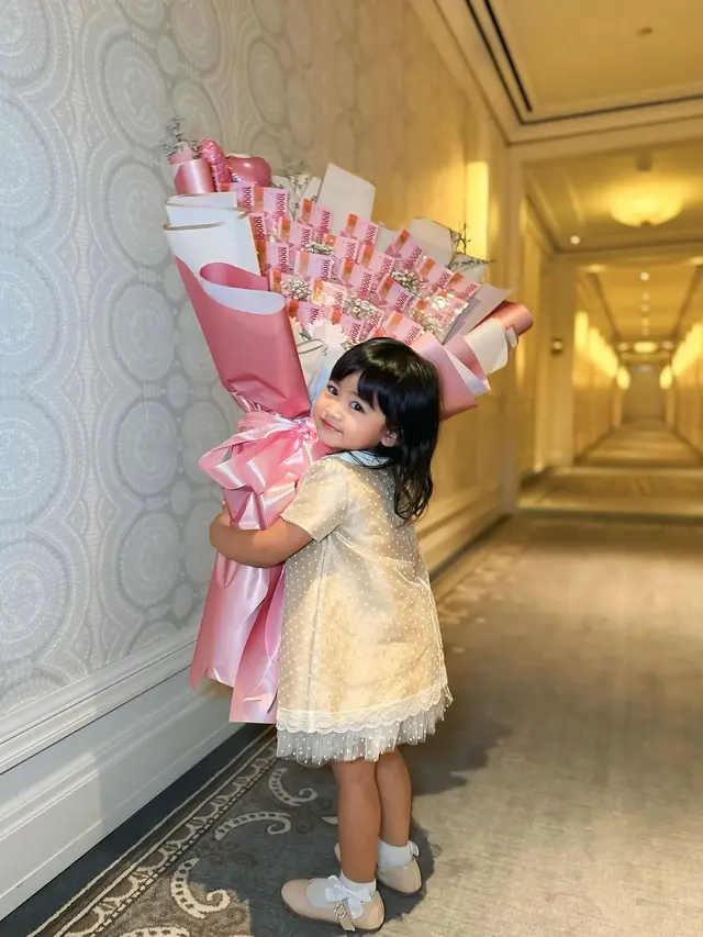 Potret Ria Ricis saat Dinner Mewah