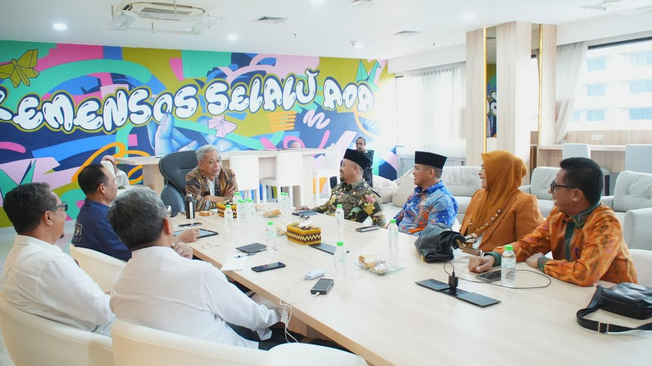 Wamensos Agus Jabo Priyono saat menerima laporan Bupati Buton Tengah Azhari Sekolah Rakyat