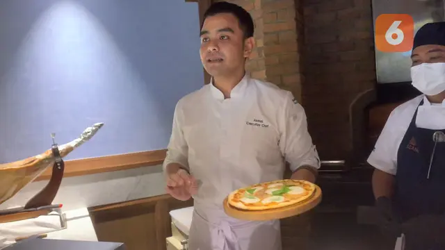 Chef Akmal, Executive Chef Toscana menunjukan cara membuat pizza margherita