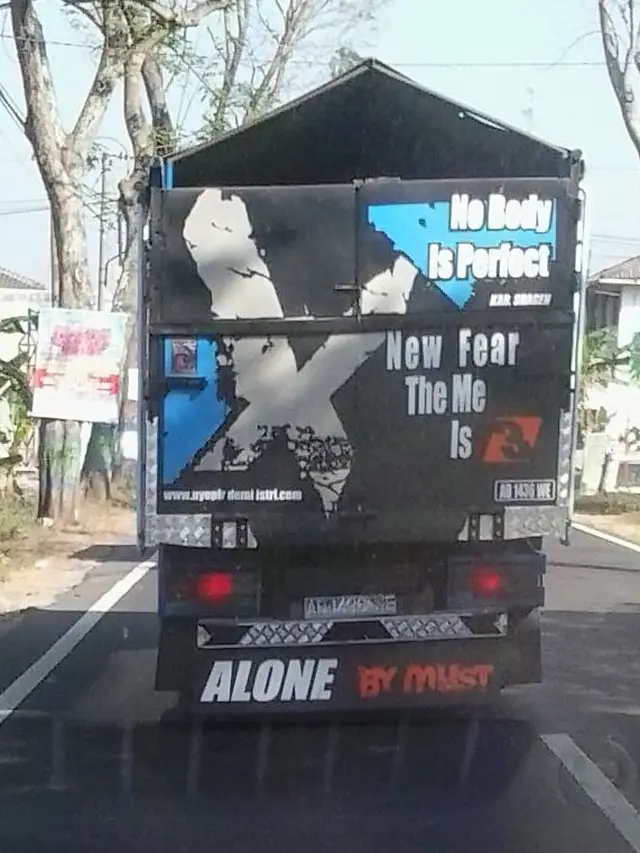 7 Potret Quote Nyeleneh Bahasa Inggris di Truk Ini Kocak