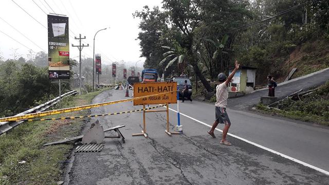 Ilustrasi - Perbaikan jalan longsor di jalur Cilacap.  (Foto: Liputan6.com/Muhamad Ridlo)