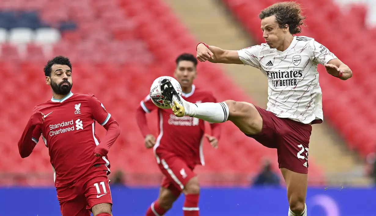 Bek Arsenal, David Luiz, berebut bola dengan penyerang Liverpool, Mohamed Salah, pada laga Community Shield 2020 di Stadion Wembley, Sabtu (29/8/2020) malam WIB. Arsenal menang 5-4 atas Liverpool lewat adu penalti. (Justin Tallis/Pool via AP)