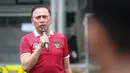 <p>Ketua Umum PSSI, Mochamad Iriawan memberikan pesan kepada pemain dan pelatih Timnas Indonesia U-20 saat mendatangi latihan terbuka untuk Piala Asia U-20 2023 di Lapangan C, Kompleks Stadion Utama Gelora Bung Karno (SUGBK), Jakarta, Rabu (08/02/2023). Ini merupakan kunjungan terakhir bagi pria yang akrab disapa Iwan Bule tersebut sebelum lengser dari jabatannya pada 16 Februari 2023 melalui Kongres Luar Biasa (KLB) PSSI. (Bola.com/Bagaskara Lazuardi)</p>
