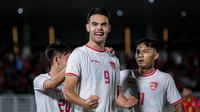 Pemain Timnas Indonesia U-20, Jens Raven (tengah) melakukan selebrasi bersama rekan-rekannya setelah mencetak gol pembuka ke gawang Timor Leste pada laga Grup F Kualifikasi Piala Asia U-20 2025 di Stadion Madya, Senayan, Jakarta, Jumat (27/09/2024). (Bola.com/Bagaskara Lazuardi)