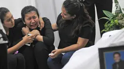 Putri Advent Bangun menangis di dekat jenazah Advent Bangun di rumah duka kawasan Jagakarsa, Jakarta, Sabtu (10/2). Artis senior Advent Bangun meninggal dunia di usia 65 tahun karena menderita diabetes dan komplikasi ginjal. (Liputan6.com/Herman Zakharia)