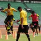 Salah satu asisten pelatih Arema Cronus (kanan) mengawasi langsung latihan di Stadion GBK Jakarta, (3/5/2014). (Liputan6.com/Helmi Fithriansyah)