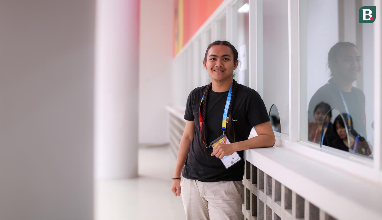 Andarwino Lasido Rosyamonik merupakan seorang petugas tiket di ticket box Indonesia Arena, Senayan, Jakarta. Tugasnya adalah melayani pembelian tiket pertandingan Piala Dunia FIBA 2023 secara langsung. Sehari-hari, Andarwino bekerja sebagai pekerja lepas atau freelancer. (Bola.com/Bagaskara Lazuardi)