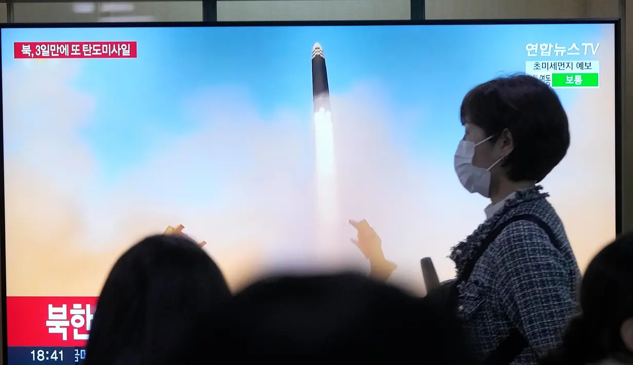 Peluncuran rudal balistik antarbenua (ICBM) oleh Korea Utara terjadi pada Kamis (16/3/2023). (AP Photo/Ahn Young-Joon)